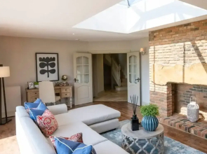 Luxurious 4 Bedroom Vineyard Villa Stanlake Park