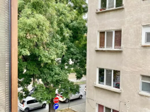 Spacious & Cozy 2 Bed Apartment with Work Space & Fast Wi-Fi