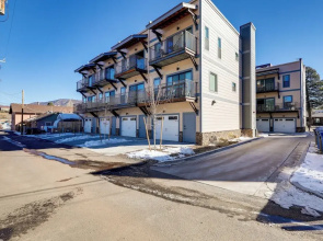 Flagstaff Townhome Near Downtown w/ Mountain Views