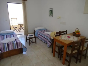 Spacious Family Apartment With Sea View And Swimming Pool