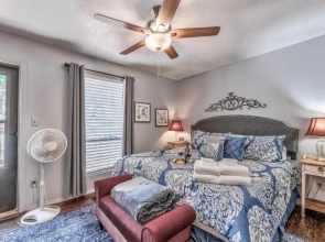 Cozy Up Haus, 3BRs, Game Room, Deck, Wi-Fi, Sleeps 8