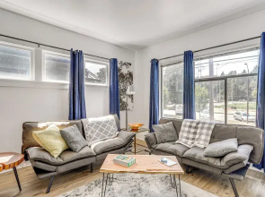 1 Mi to Green Lake: Family-friendly Seattle Home