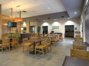 GreenTree Inn & Suites Phoenix Sky Harbor