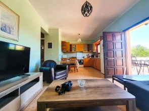 2 Bed House - Sleeps 5 - Garden - Parking - Wifi