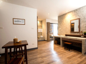 Boutique Poo-Yai Lee