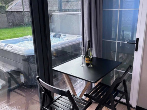 Glamping Pod With Hot Tub in Orchard