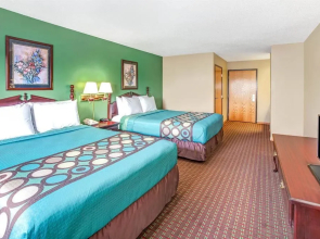 Super 8 by Wyndham McHenry/Fox Lake Area