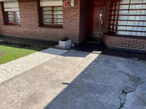 Casa con pileta cochera y quincho 1300m de la playa