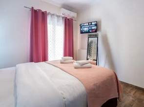 Charming 2BR retreat near market & beach