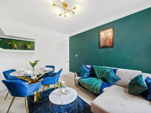 Comfortable 2 Bedroom Flat Overlooking the park