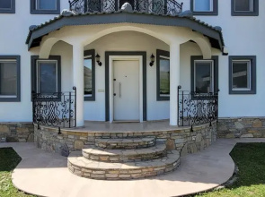 Immaculate 4-bed Villa With Large Garden and Pool