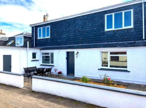 Beach Cottage Charming cottage 2 mins from the beach