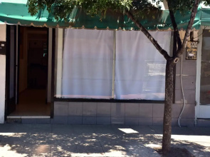Habitación con oficina a la calle
