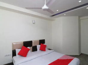 Hotel Paras by OYO Rooms