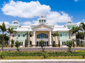 Reunion Magic 5 Bedroom Home with Private Pool and Spa