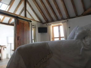 The Dovecote - unique self-contained 1bed renovated barn