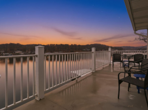 Lake Views & Loft Retreat for Kids w/ 12x30 Slip at Mm11