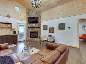 Blue Ridge Mountainside Cottage w/ Fire Pit!