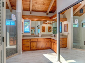 K B M Resorts- Bay-35 Presidential 5bd, 5ba Beach-front Estate, A/c, Private Yard!