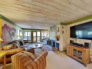 Beautiful One Bedroom Condo! Just Steps to Mammoth Mountain with Fully Equipped Kitchen! by RedAwning