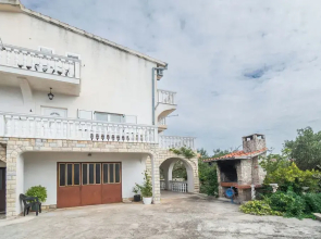 Apartment and Rooms Radojka