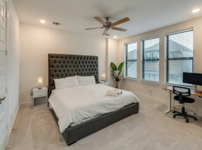 10 Mi to Dtwn Dallas: Sleek Retreat w/ Balcony