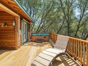 The Nut House - Lovely Home with Hot Tub by Yosemite Region Resorts