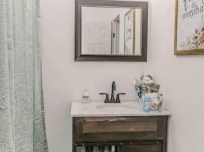 The Country Cottage - Perfectly Located off I-40