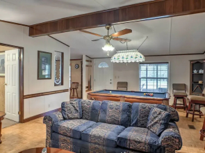 Ooltewah Cabin w/ Grill, Pool Table & Porch!
