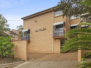 Bright Coastal Townhouse With BBQ & Courtyard