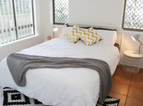 Lovely 1 Bedroom Apartment Steps to the Beach