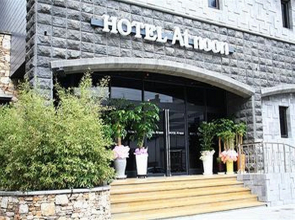Hotel At noon