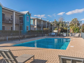 Waters Edge Apartment with Jetty