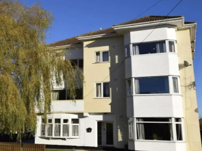 Beachside Home - Sleeps 5, Garden, Parking & Pets