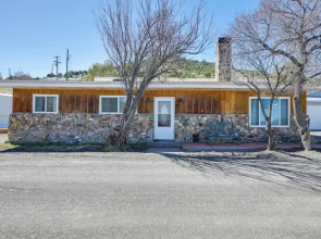 8 Mi to Hiking: Home w/ Patio in Dtwn Pioche