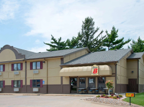 Super 8 by Wyndham Pella