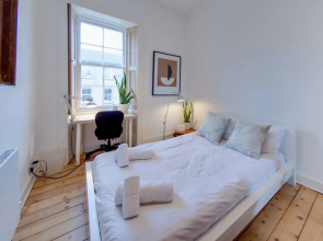 2 Bedroom Apartment With Cinema Screen Sleeps 5
