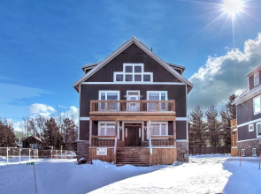 Brand New 7 bdrm Luxury Cottage with Private Beach Access, BBQ,7.5 baths, Hot Tub, Ping Pong Table
