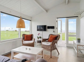 Charming 2-bedroom 12H Ocean Retreat, Summerhouse
