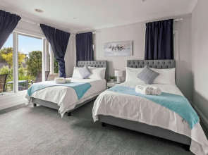 StayAU Contemporary 5BRM Families Home Point Cook