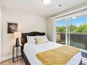 Contemporary Solar Powered Studio near Old Town!