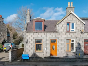 2 Bedroom Flat - Free Parking