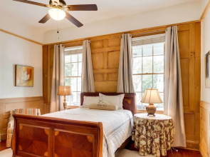 Comfy Central Natchez Hideaway: Walk to Dtwn!