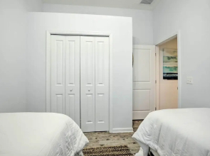 St Augustine Beach Cottage: Walk to Water!