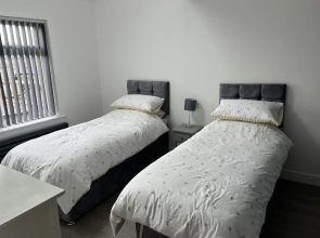 Whole House -sleeps4-parking-garden-bikinghiking
