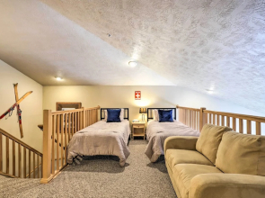 Cozy Park City Getaway w/ View - 4 Mi to Skiing!
