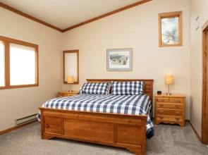 1320 Tennis Townhome 3 Bedroom Townhouse by RedAwning
