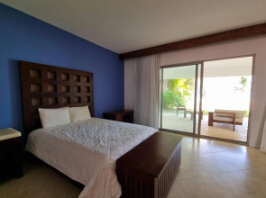 Casa del Puerto by MIJ - Beachfront Hotel