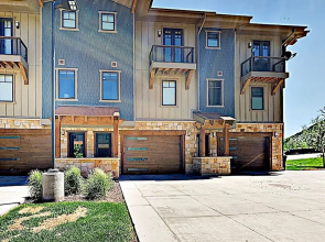 New Listing! Chic Townhome W/ Hot Tub, Near Skiing 3 Bedroom Townhouse