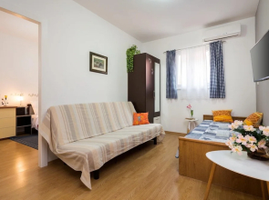 2 - Modern Apartment With Garden, 80m From Beach